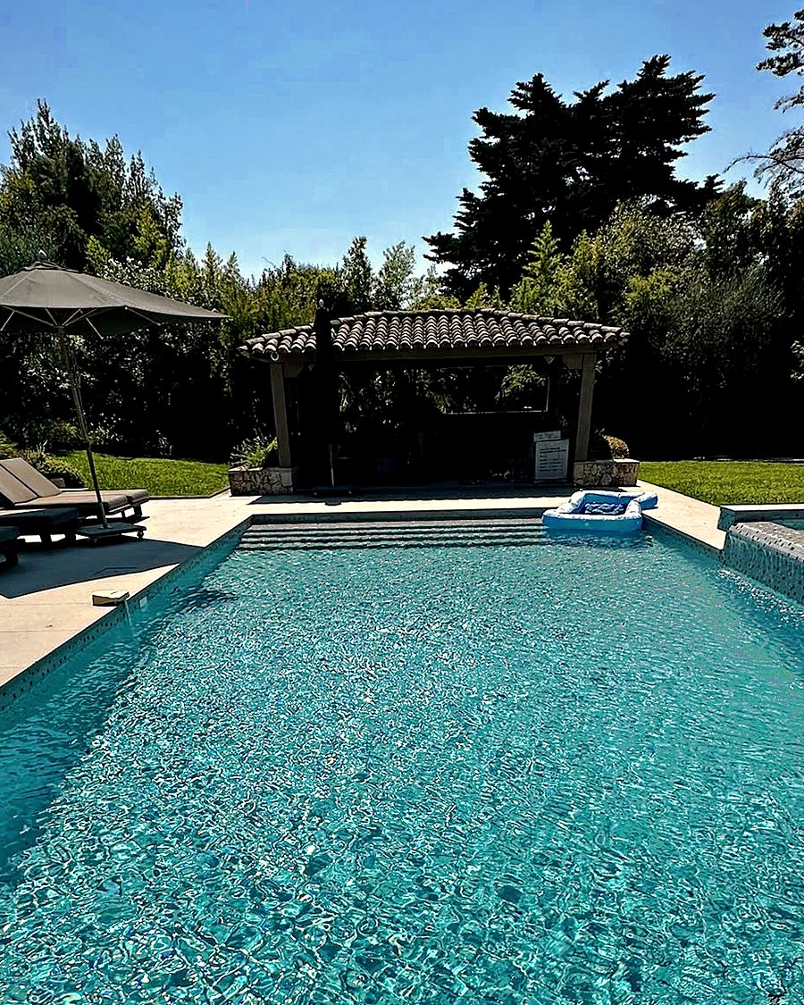 Piscine rénovée avec plage en pierre et pool house